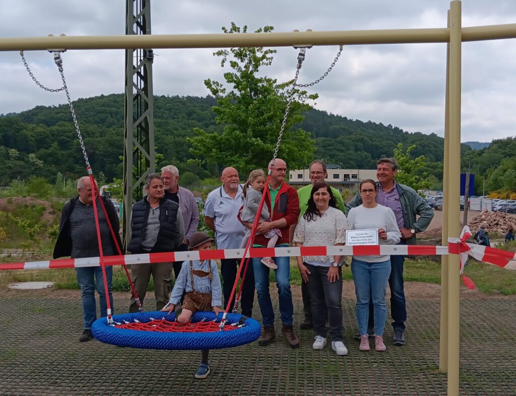 Schaukeleinweihung am Freizeitgelände Hain